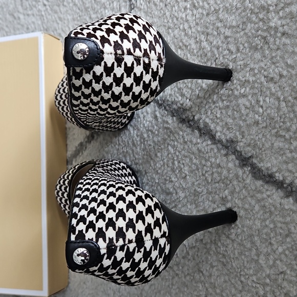 Michael Kors Dorothy Flex Black and White Calf Hair Houndstooth Pumps, Size 7 - Picture 4 of 6